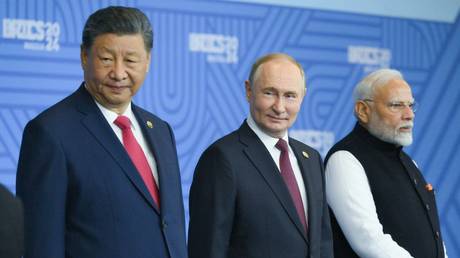Russian President Vladimir Putin, Chinese President Xi Jinping (left) and Indian Prime Minister Narendra Modi (right).