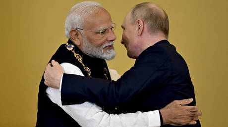FILE PHOTO. Russian President Vladimir Putin (R) and the Indian Prime Minister Narendra Modi.