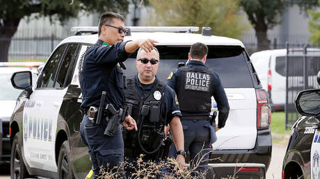 Police investigate the scene where a shooter opened fire at ICE facility in Dallas, Texas on September 24, 2025. © Stewart F. House / Getty Images