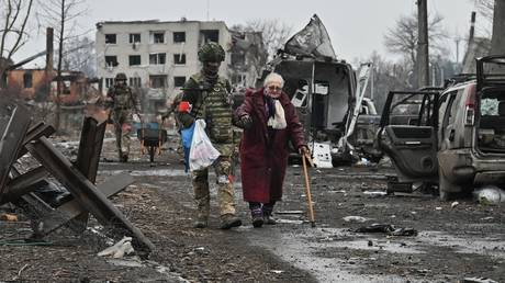 FILE PHOTO. Russian servicemen evacuate civilians from the town of Sudzha in Kursk Region.