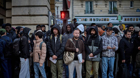 Migrants queue with their papers for temporary shelter in Paris, France, November 5, 2025 © Getty Images / Kiran Ridley