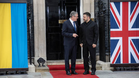 UK Prime Minister Keir Starmer welcomes Ukrainian leader Vladimir Zelensky at Downing Street in London, June 7, 2026.